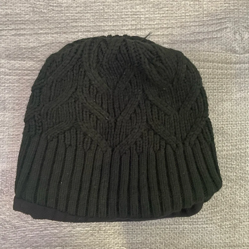 Women’s Under Armour Black Beanie.